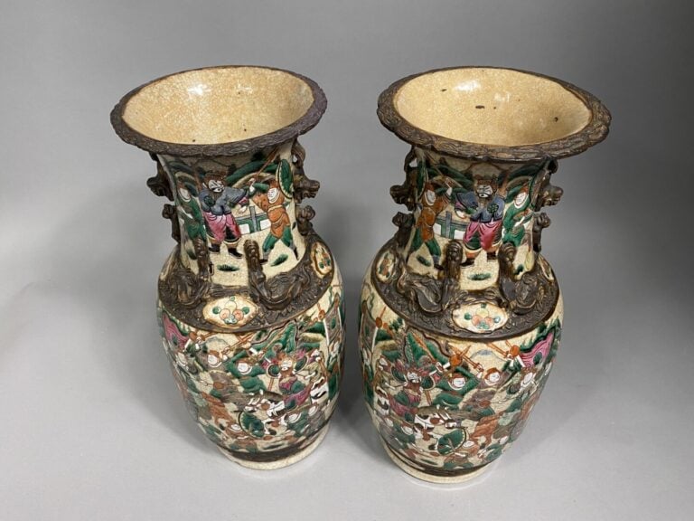 Chine, Nankin - Paire de vases balustres en grès émaillé polychrome dans le sty…