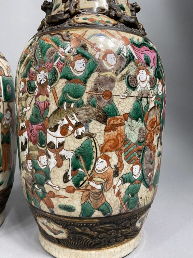 Chine, Nankin - Paire de vases balustres en grès émaillé polychrome dans le sty…