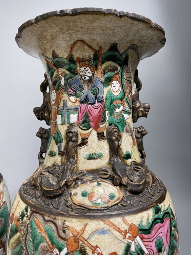 Chine, Nankin - Paire de vases balustres en grès émaillé polychrome dans le sty…