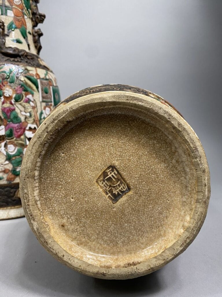 Chine, Nankin - Paire de vases balustres en grès émaillé polychrome dans le sty…