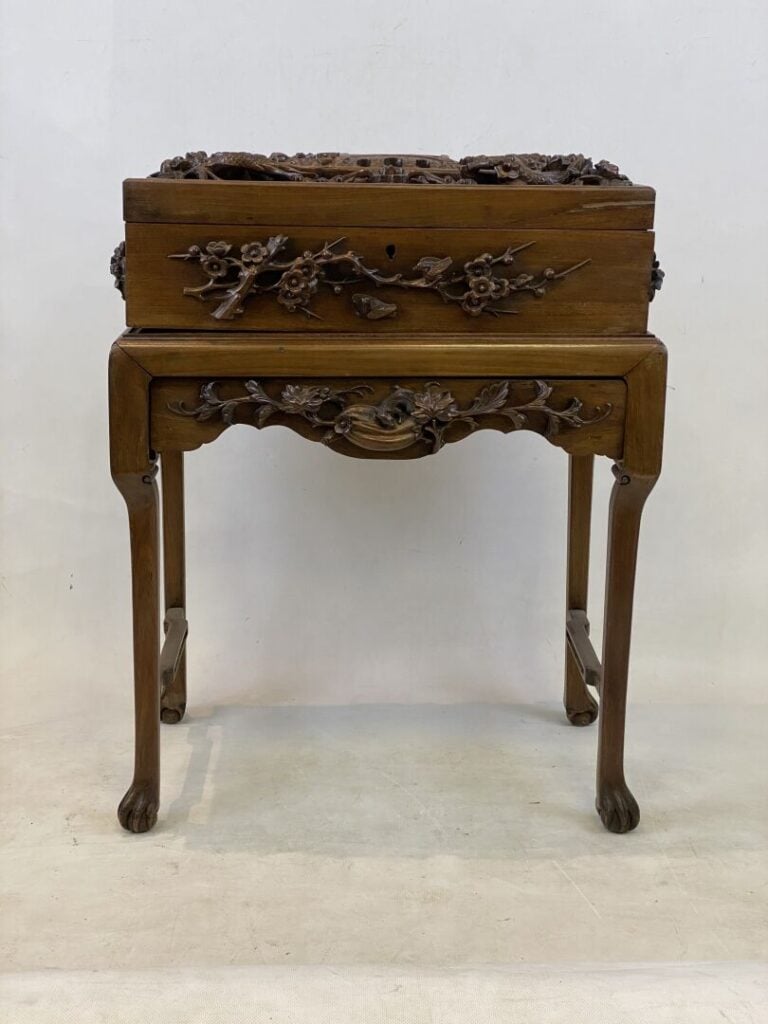 Chine ou Vietnam - Coffre en bois sur piètement richement sculpté d'une scène a…