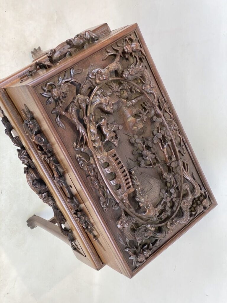 Chine ou Vietnam - Coffre en bois sur piètement richement sculpté d'une scène a…