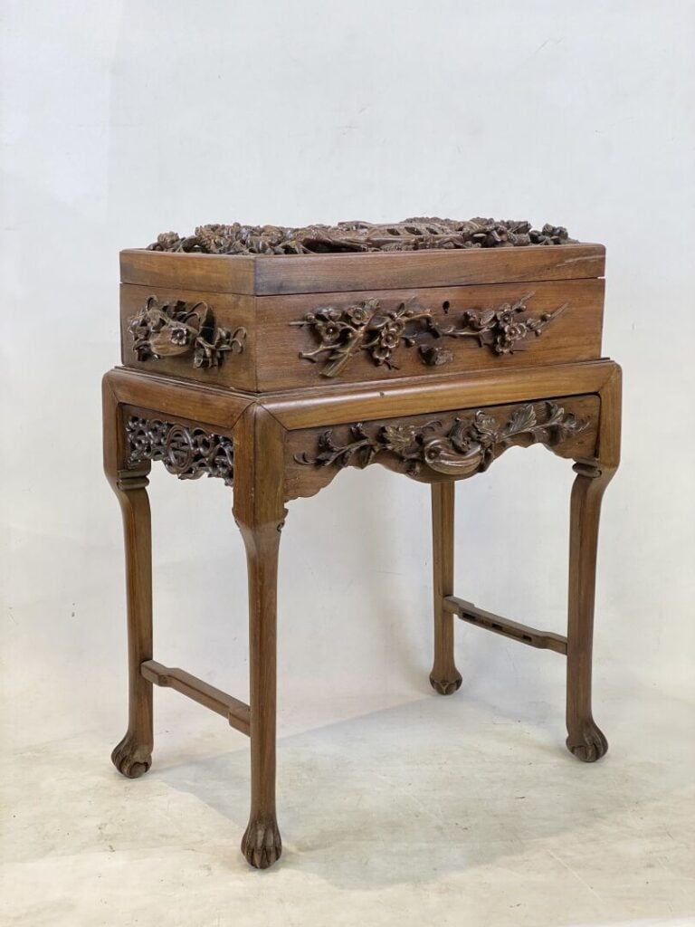Chine ou Vietnam - Coffre en bois sur piètement richement sculpté d'une scène a…