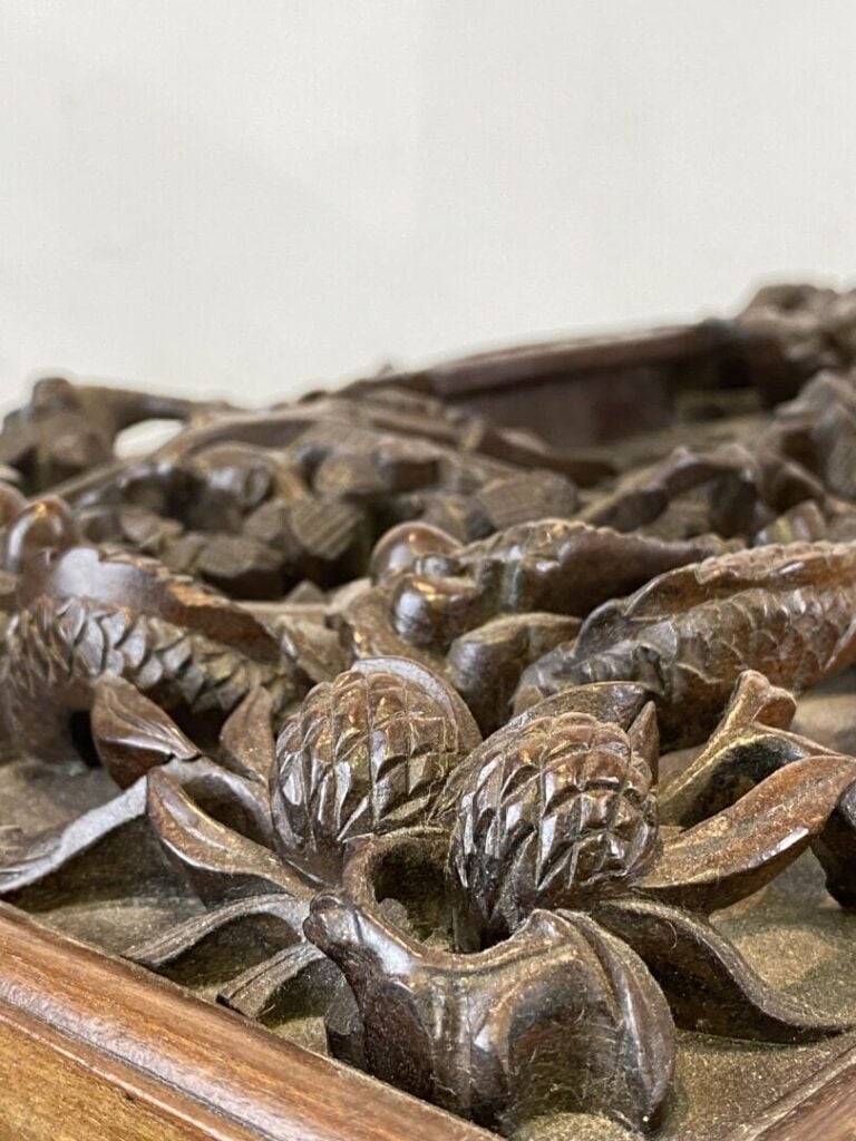 Chine ou Vietnam - Coffre en bois sur piètement richement sculpté d'une scène a…