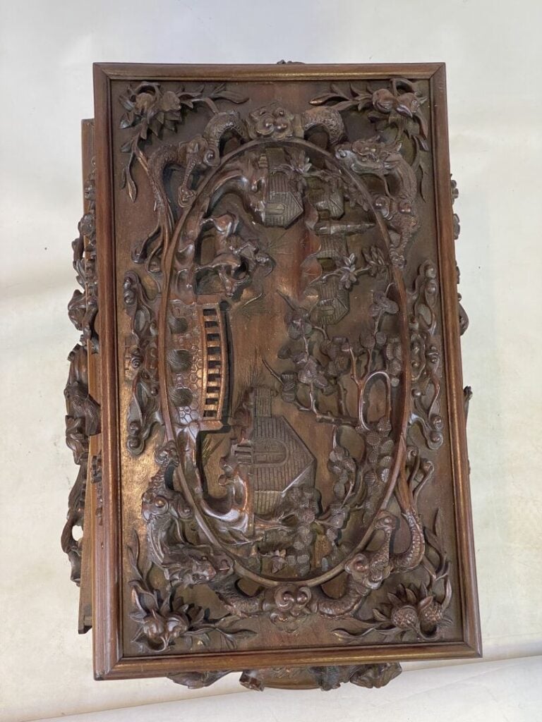 Chine ou Vietnam - Coffre en bois sur piètement richement sculpté d'une scène a…