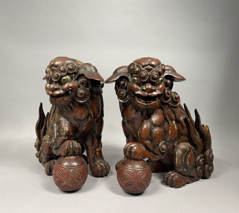 Chine - Paire de chiens de Fô en bois laqué représentés assis - H : 40 cm - (sa…