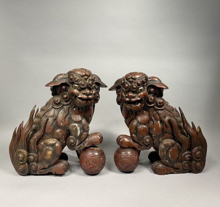 Chine - Paire de chiens de Fô en bois laqué représentés assis - H : 40 cm - (sa…
