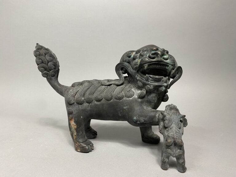 Chine - Paire de lions bouddhiques (shishi) l'un jouant avec une balle ajourée,…