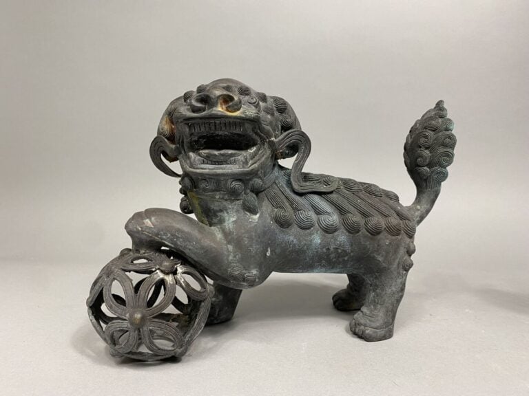 Chine - Paire de lions bouddhiques (shishi) l'un jouant avec une balle ajourée,…