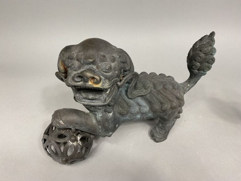 Chine - Paire de lions bouddhiques (shishi) l'un jouant avec une balle ajourée,…