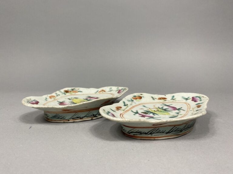 Chine - Paire de petits raviers polylobés en porcelaine émaillée polychrome à d…