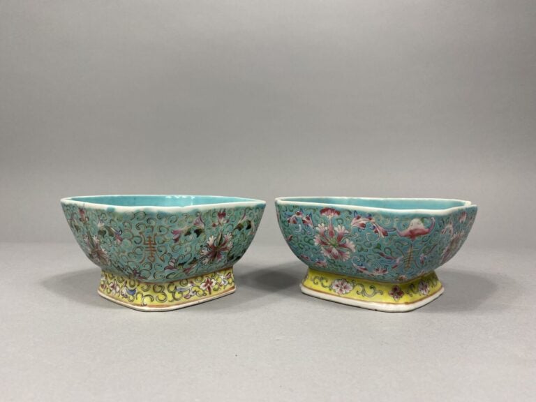 - Chine - Paire de raviers en céramique polychrome à riche décor de rinceaux fe…