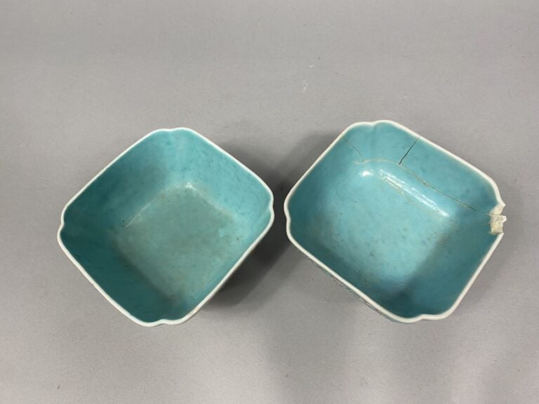 - Chine - Paire de raviers en céramique polychrome à riche décor de rinceaux fe…