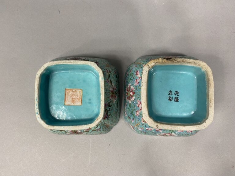 - Chine - Paire de raviers en céramique polychrome à riche décor de rinceaux fe…