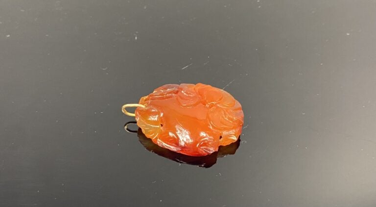 Chine - Pendentif en agate cornaline sculptée formant une fleur, feuillages et…