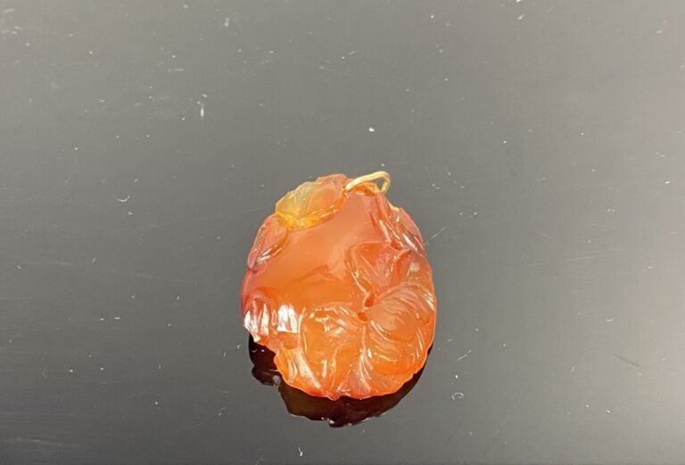 Chine - Pendentif en agate cornaline sculptée formant une fleur, feuillages et…