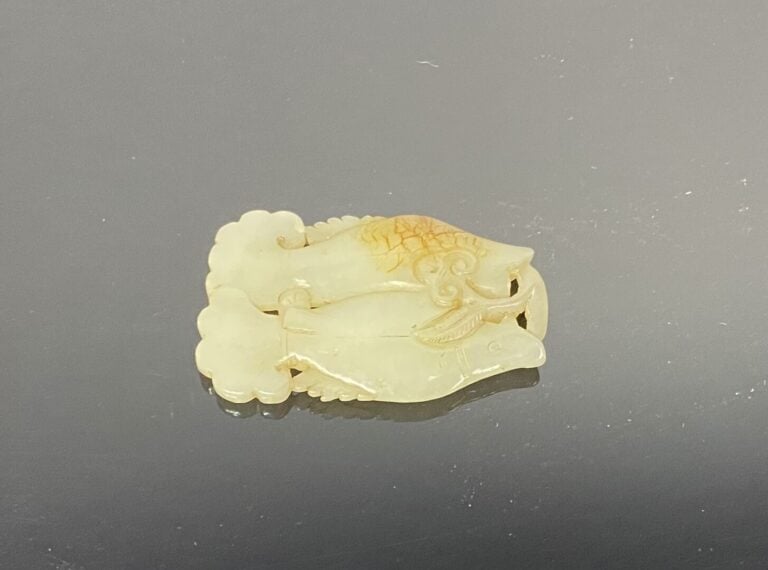 Chine - Pendentif en jade sculpté légèrement rouille représentant l'emblême bou…