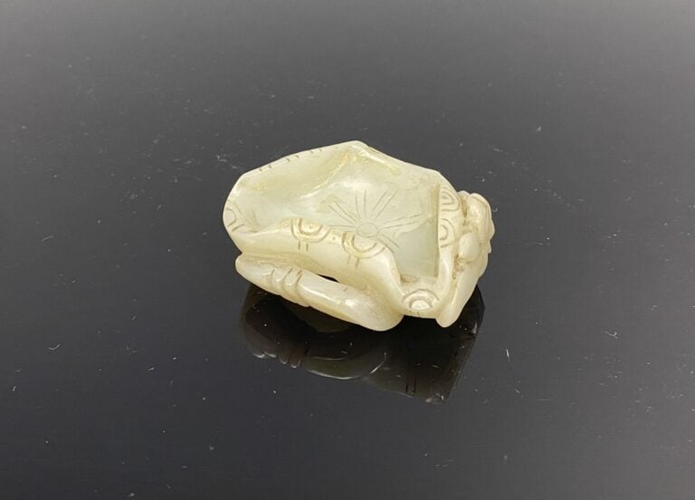 Chine - Petit rince-pinceau en jade sculpté de fleurs de lotus et gravé de moti…