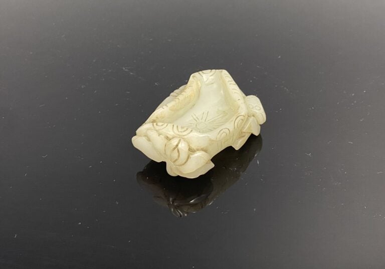 Chine - Petit rince-pinceau en jade sculpté de fleurs de lotus et gravé de moti…