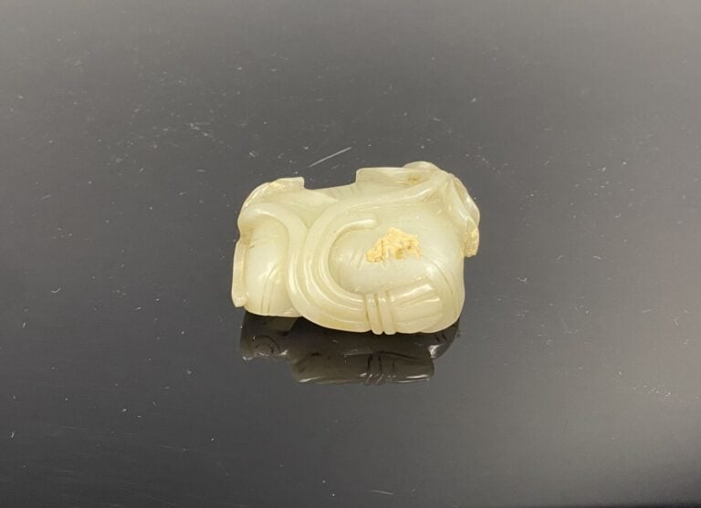 Chine - Petit rince-pinceau en jade sculpté de fleurs de lotus et gravé de moti…