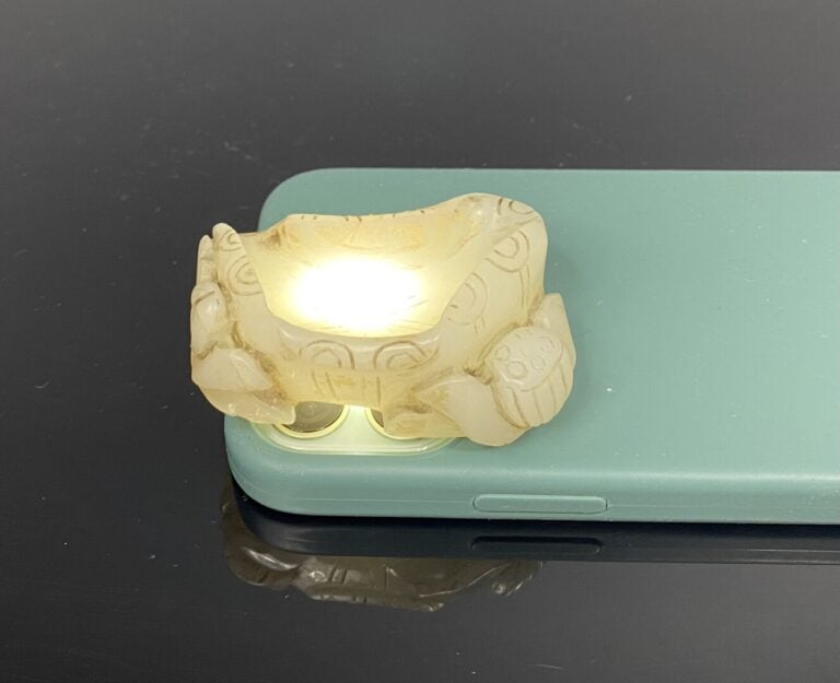 Chine - Petit rince-pinceau en jade sculpté de fleurs de lotus et gravé de moti…