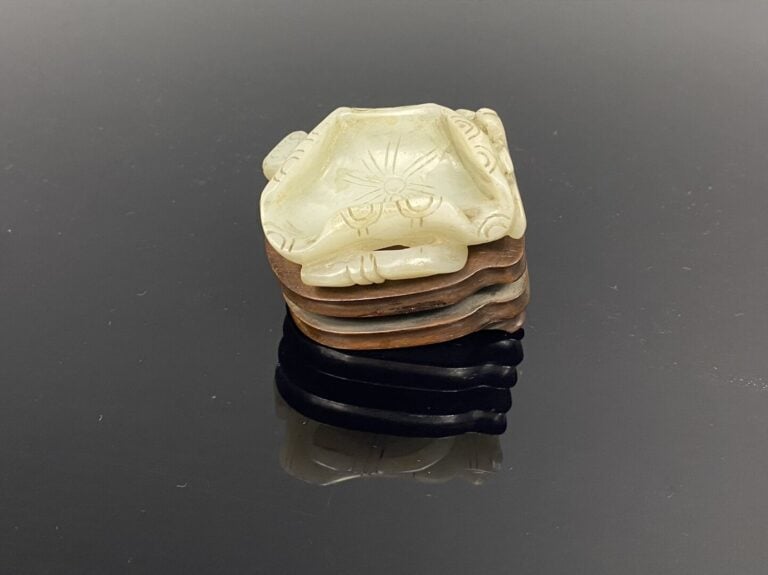 Chine - Petit rince-pinceau en jade sculpté de fleurs de lotus et gravé de moti…