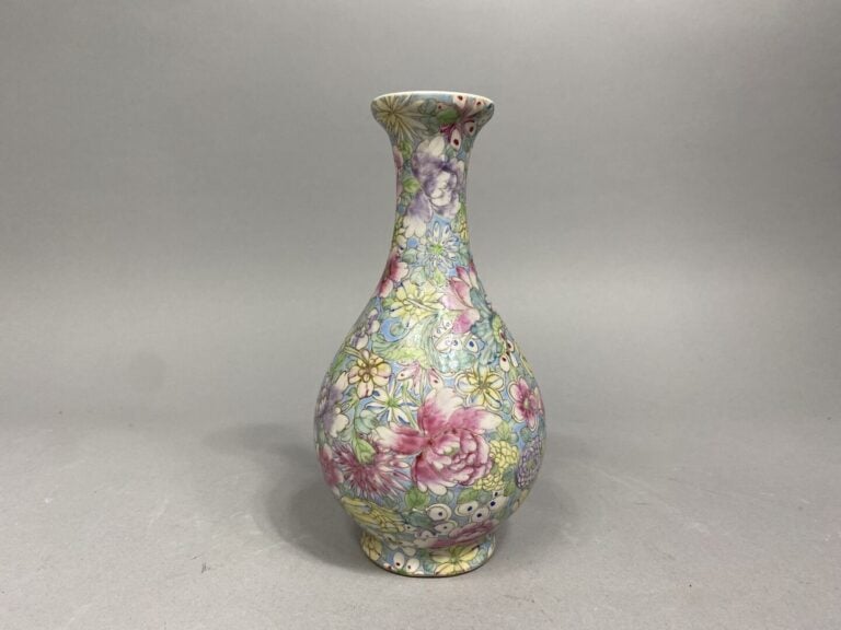Chine - Petit vase balustre à col évasé en porcelaine émaillée polychrome à déc…
