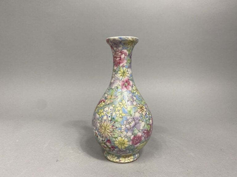 Chine - Petit vase balustre à col évasé en porcelaine émaillée polychrome à déc…