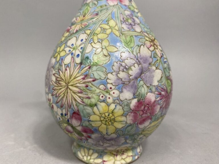 Chine - Petit vase balustre à col évasé en porcelaine émaillée polychrome à déc…