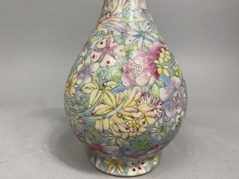 Chine - Petit vase balustre à col évasé en porcelaine émaillée polychrome à déc…