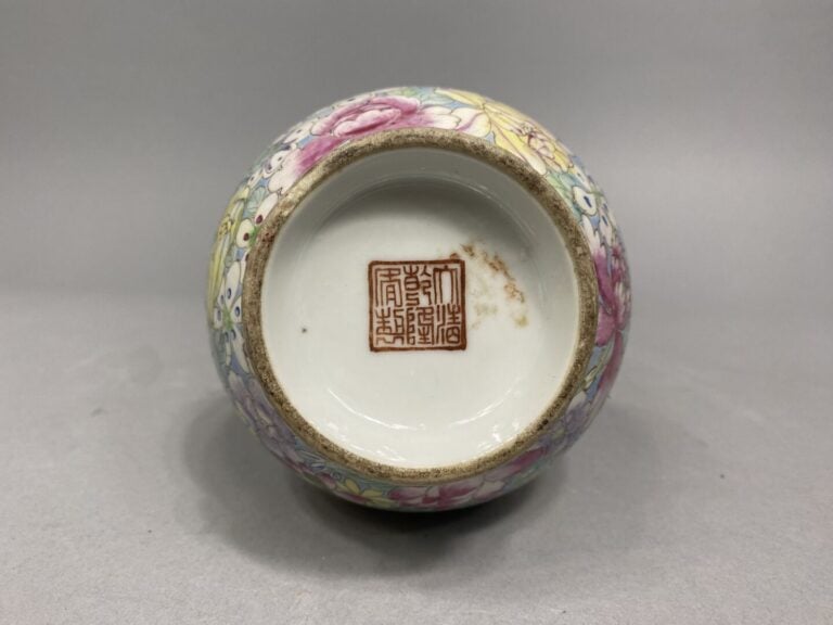 Chine - Petit vase balustre à col évasé en porcelaine émaillée polychrome à déc…