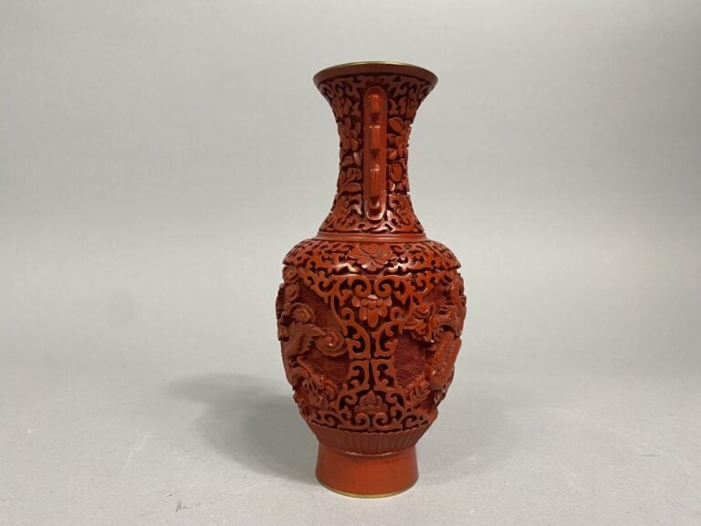 Chine - Petit vase balustre à long col à décor, imitant la cinabre, de dragons…