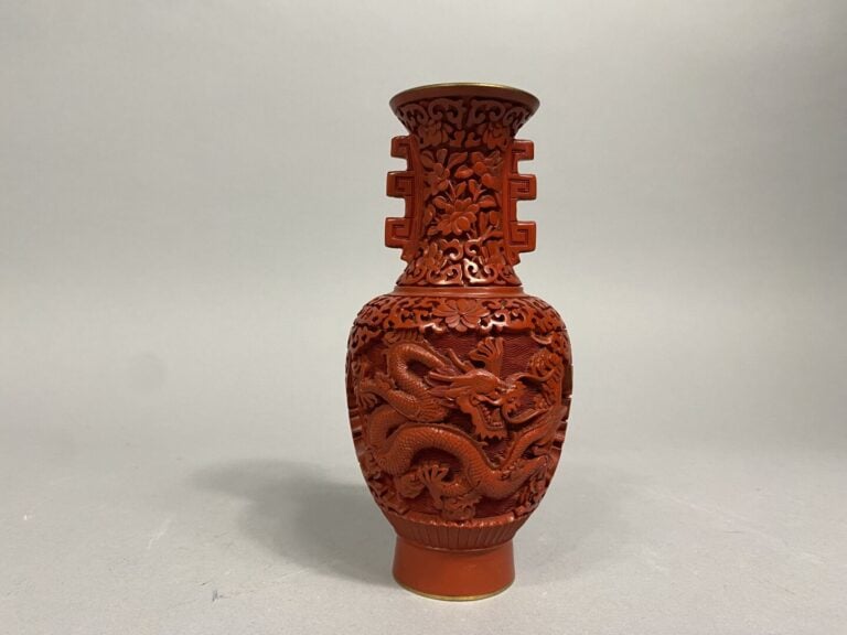 Chine - Petit vase balustre à long col à décor, imitant la cinabre, de dragons…