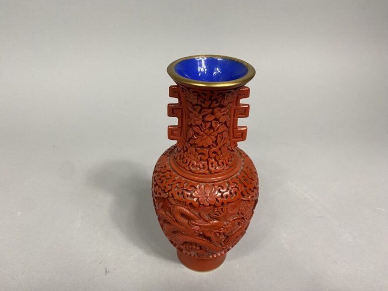 Chine - Petit vase balustre à long col à décor, imitant la cinabre, de dragons…