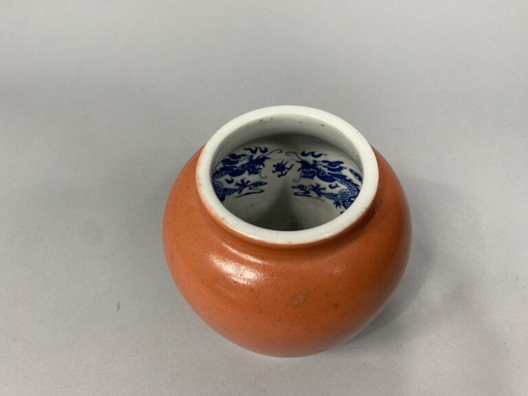 Chine - Petit vase balustre en céramique émaillée dans les tons rouge, l'intéri…