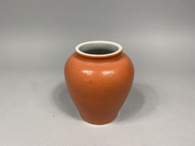 Chine - Petit vase balustre en céramique émaillée dans les tons rouge, l'intéri…