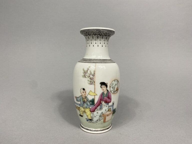 Chine - Petit vase en porcelaine émaillée à décor d'un enfant de femme jouant s…
