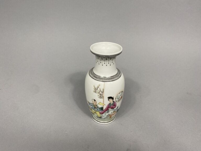 Chine - Petit vase en porcelaine émaillée à décor d'un enfant de femme jouant s…