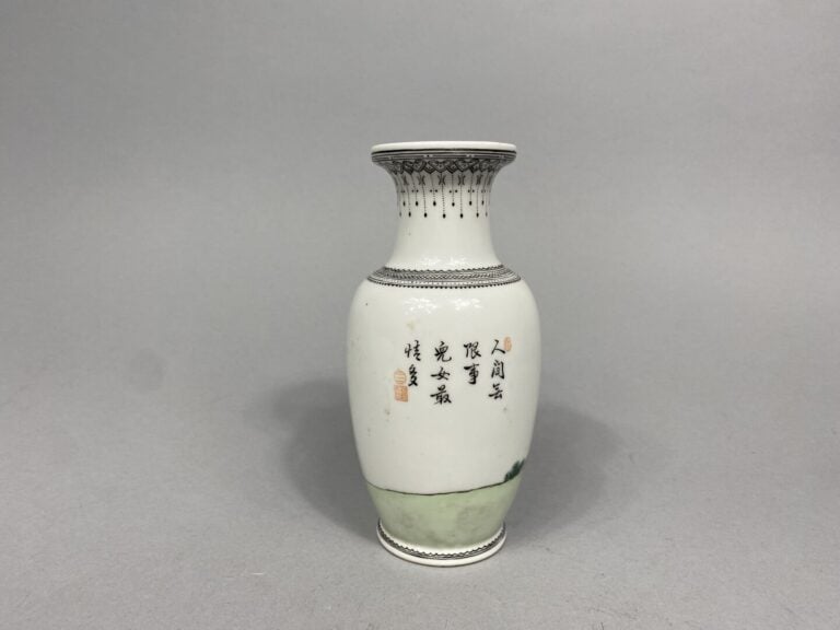 Chine - Petit vase en porcelaine émaillée à décor d'un enfant de femme jouant s…