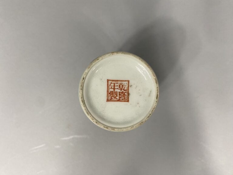 Chine - Petit vase en porcelaine émaillée à décor d'un enfant de femme jouant s…