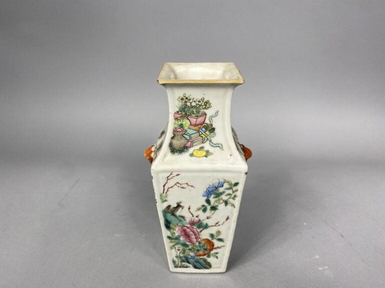 Chine - Petit vase quadrangulaire en porcelaine émaillée dans le style de la fa…