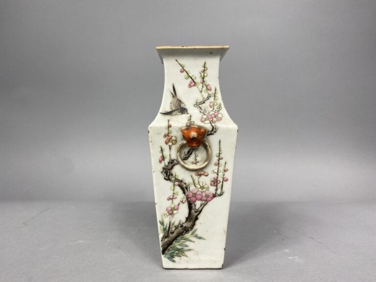 Chine - Petit vase quadrangulaire en porcelaine émaillée dans le style de la fa…