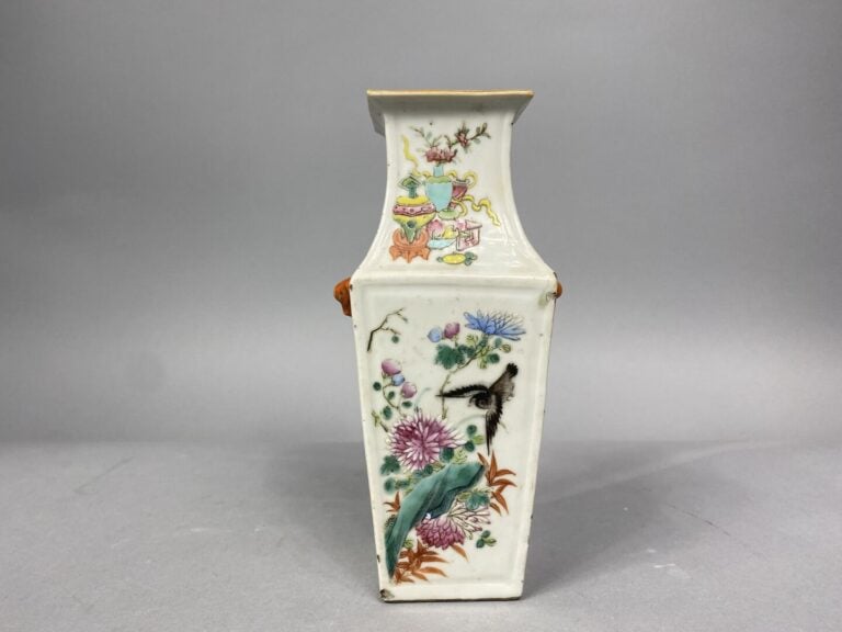 Chine - Petit vase quadrangulaire en porcelaine émaillée dans le style de la fa…