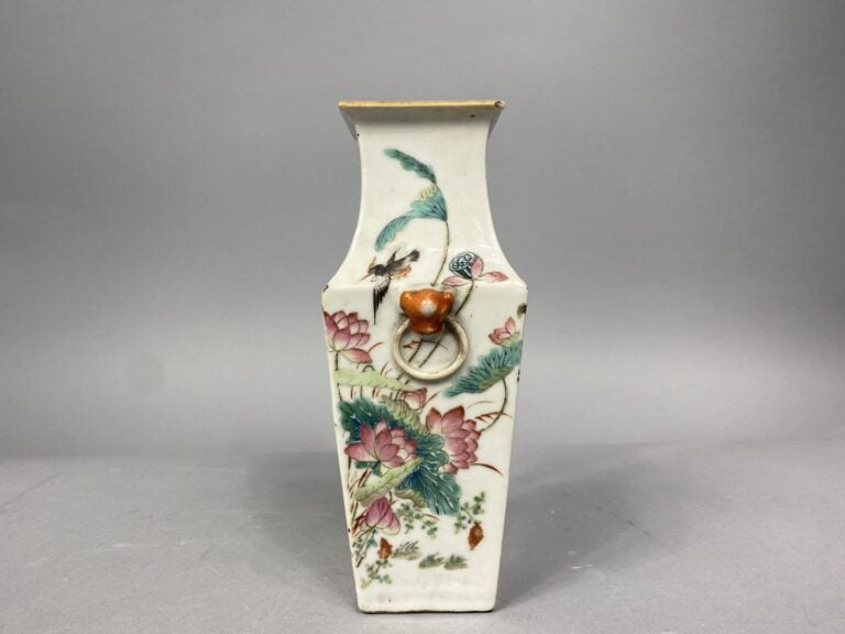 Chine - Petit vase quadrangulaire en porcelaine émaillée dans le style de la fa…