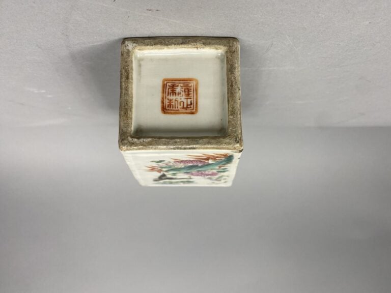 Chine - Petit vase quadrangulaire en porcelaine émaillée dans le style de la fa…