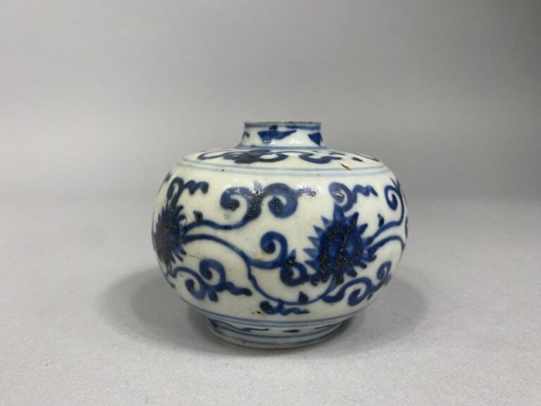 Chine - Petite jarre en porcelaine bleu blanc à décor de rinceaux et fleurs de…