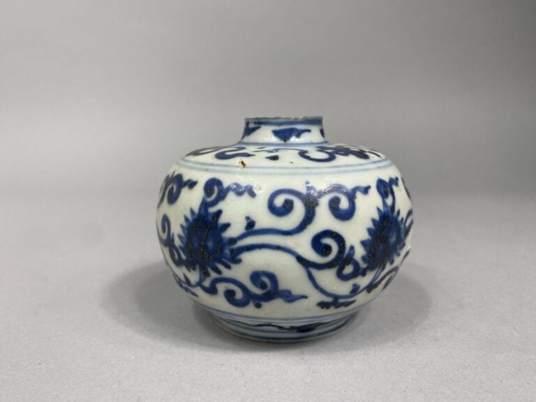 Chine - Petite jarre en porcelaine bleu blanc à décor de rinceaux et fleurs de…