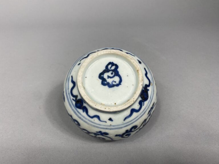 Chine - Petite jarre en porcelaine bleu blanc à décor de rinceaux et fleurs de…