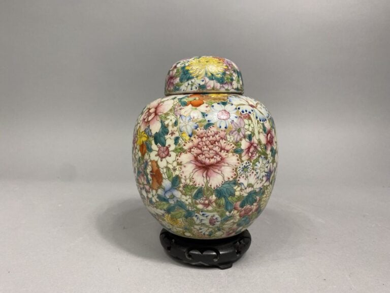 Chine - Petite potiche couverte en céramique émaillée à décor dit aux mille fle…