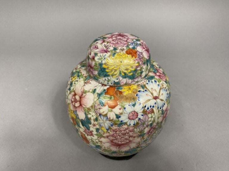 Chine - Petite potiche couverte en céramique émaillée à décor dit aux mille fle…